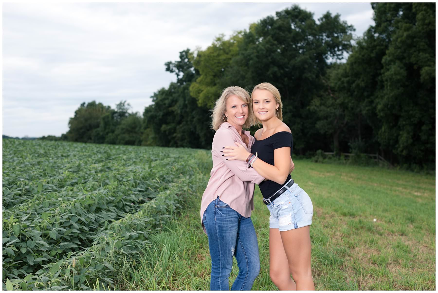 Outdoor senior portrait in a field with mom