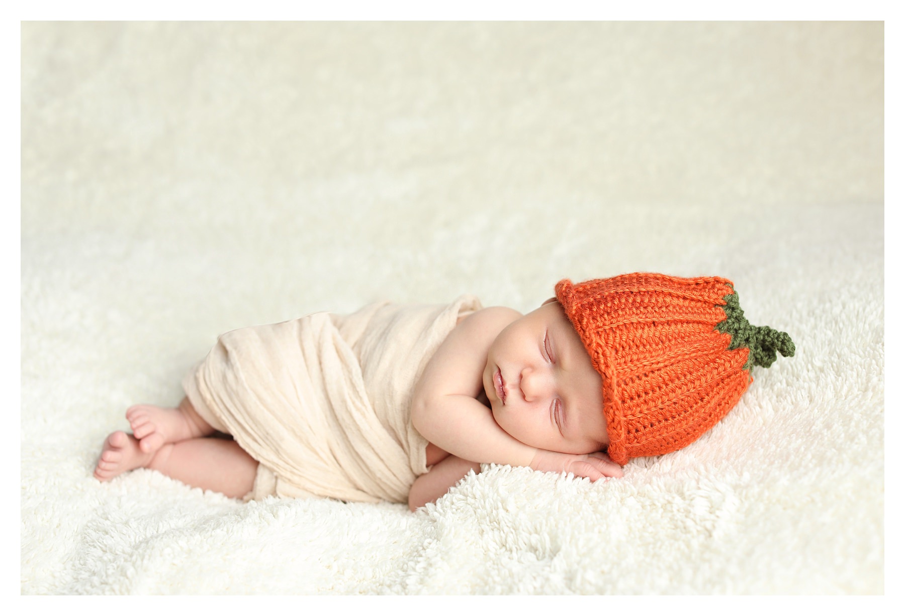 newborn photo with knitted pumpkin beanie